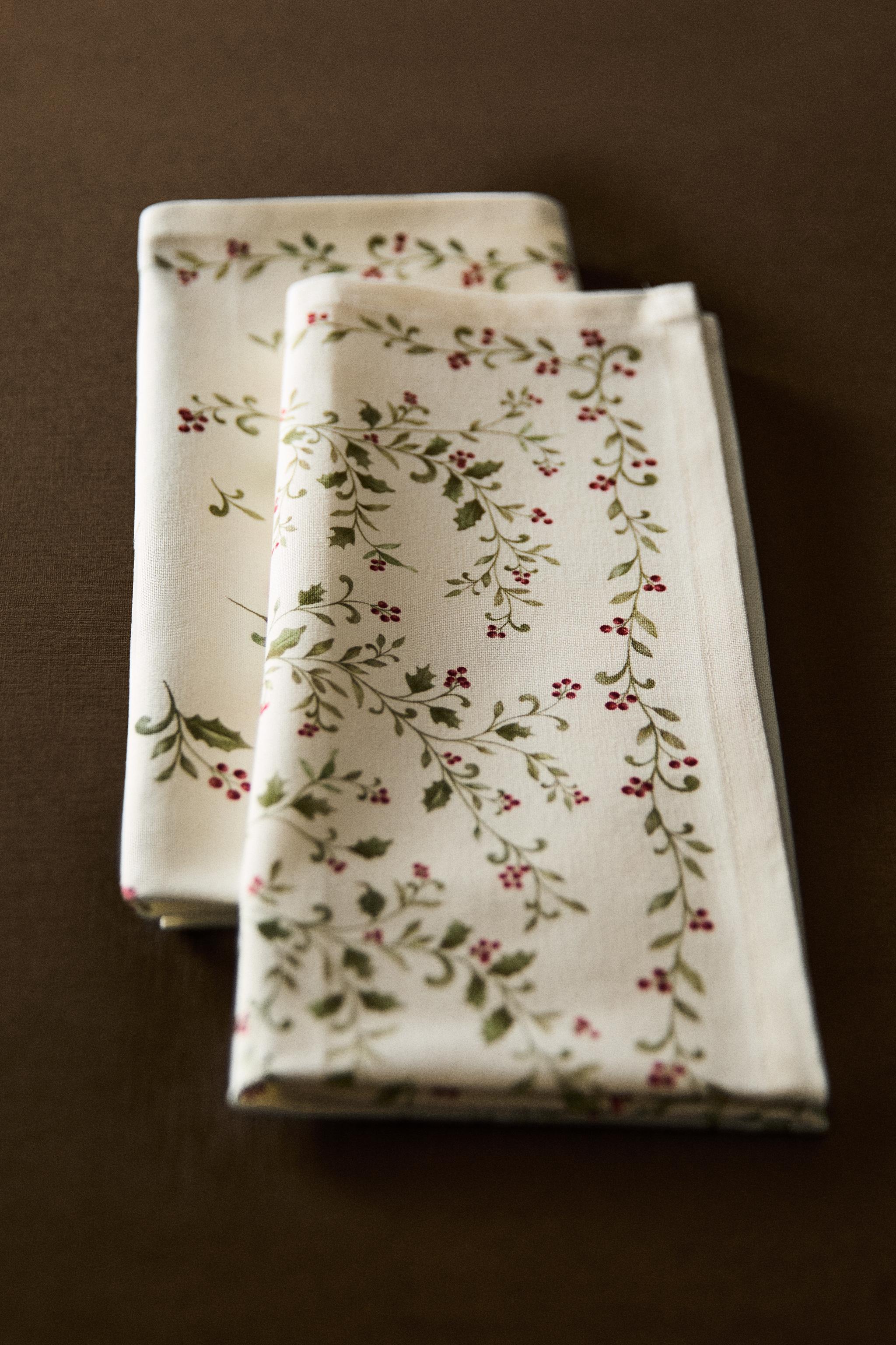 SET OF COTTON KITCHEN TOWELS WITH CHRISTMAS LEAVES PRINT (SET OF 2)